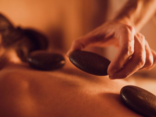 Massage aux pierres chaudes
